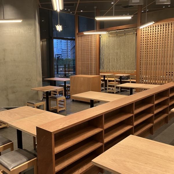 【中規模宴会にもおススメ◎】4名テーブルを12席、2名テーブルを2席ご用意しております！最大12人までの団体であればご利用可能です！豊洲駅から徒歩4分とアクセスもよく、会社の宴会や飲み会などでのご利用にも最適な空間をご提供しております◎ぜひ一度お問い合わせください♪