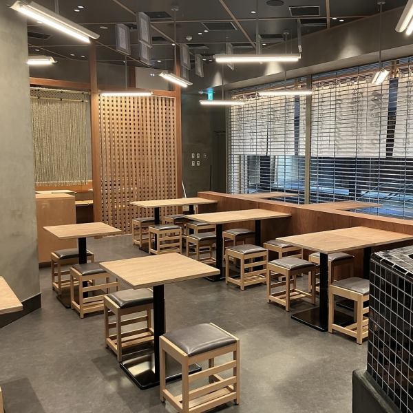 【ランチもディナーにも最適な空間】当店では、ディナーにもランチにもぴったりな料理と空間を提供しています！木目調のテーブルと温かい照明が落ち着いた雰囲気を醸し出し、漁港直送の新鮮な海の幸や旬の野菜を使用した一皿は、特別なひと時をお楽しみいただけます♪