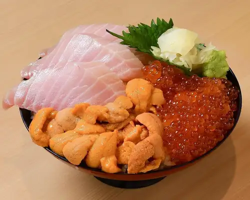 美味海鲜盖饭!超值之选,不容错过。