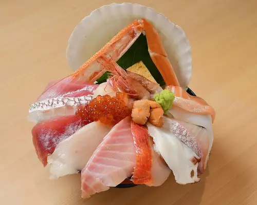 所有菜品均配有美味的味噌汤和免费加米饭!午餐和晚餐都非常合适。