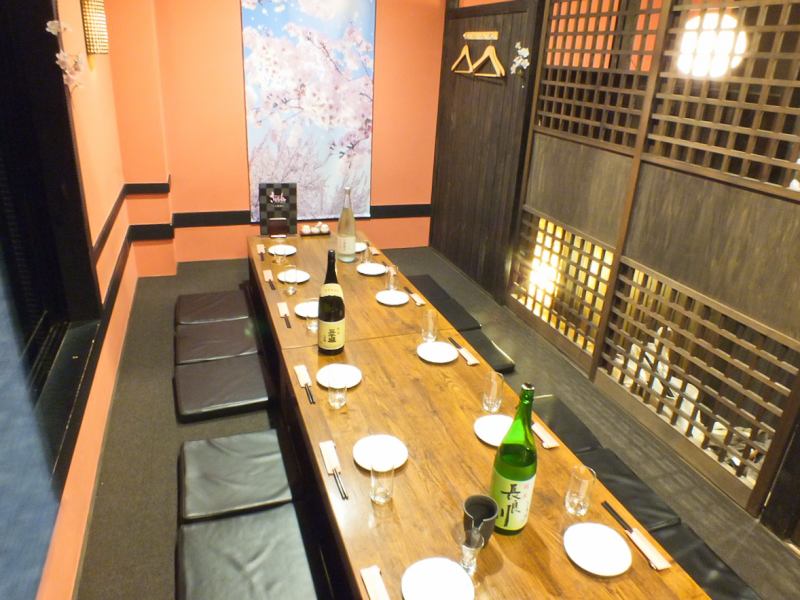 1部屋23名様まで(がオススメ)の個室の堀ごたつ!会社宴会はもちろん、家族での食事、法事・慶事など幅広くご利用頂けます。ランチ・コースは会席風で1人ずつ個別でお料理をお出しします。取り分け要らずで幹事様も安心です。主役や接待のお客様など、来店時に教えて頂ければ、お料理の出す順番も変えてお出しします!