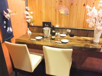 横並びの２名様のカウンタータイプの席です。個室になっててカップルシートとして使える人気の席です。対面で座るより、ぐっと距離が縮まるかも？