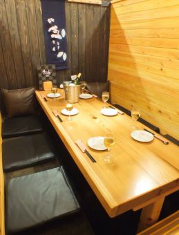 ２～８名様用のテーブル・掘りごたつ個室です。予約が少ない日は２名様でゆったりお使い頂けます。個室なので、プライベート空間として楽しんで頂けます♪