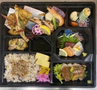 豪華な贅沢弁当！飛騨牛ローストビーフ・お刺身入り　職人手造り2500円弁当