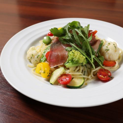 A healthy dish with plenty of Italian ham and colorful vegetables Peperoncino (1180 yen)!