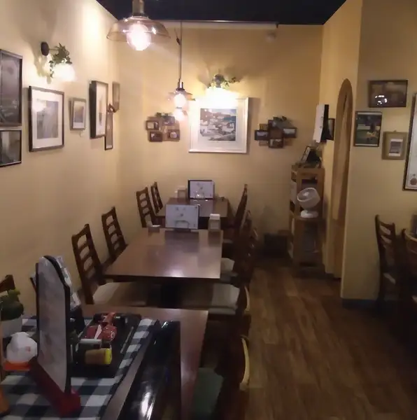 テーブルとカウンターのお席があり、ご友人やご家族、お一人様でのご来店など、様々なシーンでご利用いただけます。お料理にぴったりのワインも、その月ごとにおすすめのものをラインナップ☆