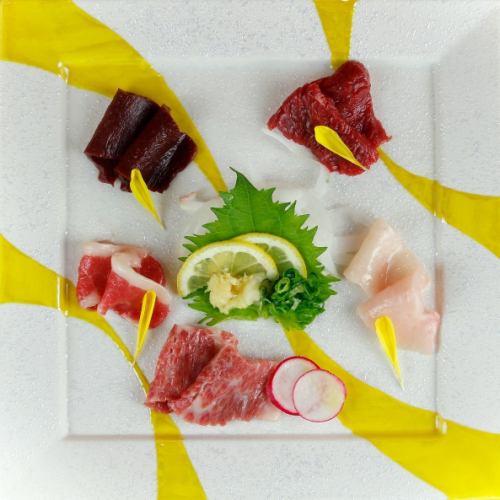 Speaking of Kumamoto, [Assorted horse sashimi] 2 slices each of 5 types, including marbling, red meat, futaego, mane, heart, and baraus