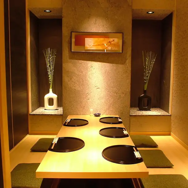 [Private Rooms/Dates/Anniversaries] We also have private rooms with sunken seating where even small groups can relax.With its tranquil atmosphere, it's perfect for a date night or for entertaining someone special.