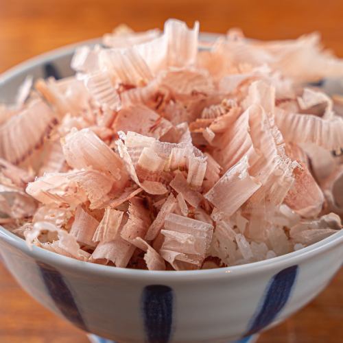 [A bowl of rice with a different aroma of bonito! Freshly shaved bonito bowl] ¥550 (tax included)