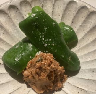 Crispy green pepper with meat miso
