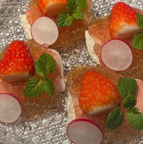 イチゴと自家製豆腐の生ハム巻き