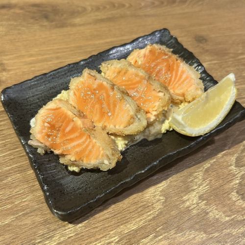 Salmon rare cutlet and homemade tartar sauce