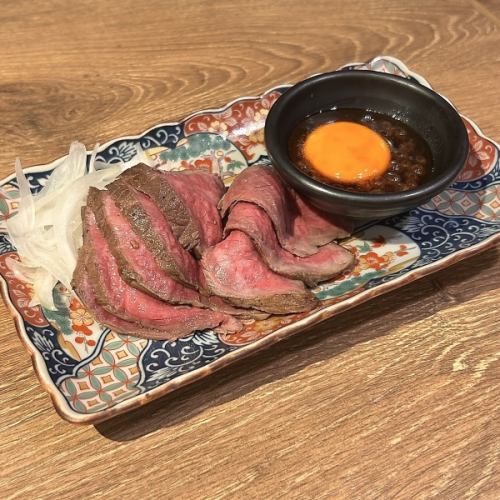 Low-temperature cooked roast beef with egg yolk and salmon roe sauce