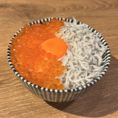 Whitebait and salmon roe with egg on rice