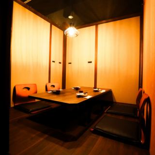 【2名様～個室OK!】富山駅から徒歩5分ほどの好立地!!2名様～団体様までご利用可能な完全個室を完備しております!!ご人数に応じてレイアウト可能となっておりますので最適な個室空間へとご案内させていただきます!!各種宴会に最適な飲み放題付きコースは3500円～ご用意しております!!仕事終わりの一杯は是非当店へ！
