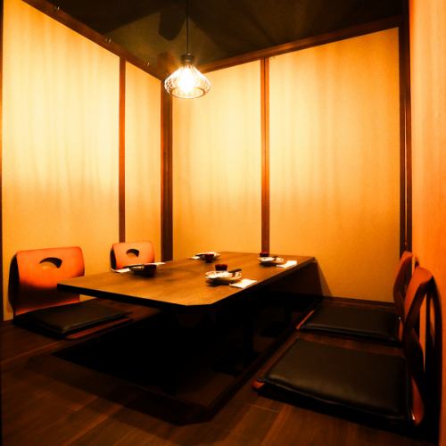 <p>【2名様～個室OK!】富山駅から徒歩5分ほどの好立地!!2名様～団体様までご利用可能な完全個室を完備しております!!ご人数に応じてレイアウト可能となっておりますので最適な個室空間へとご案内させていただきます!!各種宴会に最適な飲み放題付きコースは3500円～ご用意しております!!仕事終わりの一杯は是非当店へ！</p>