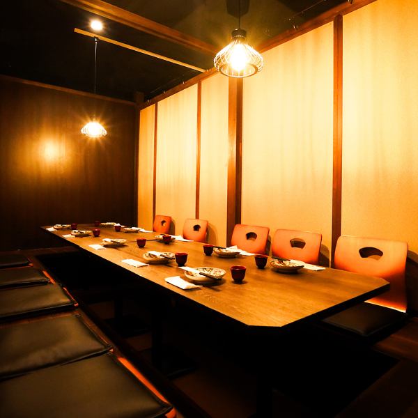 ゆったりとくつろげる掘りごたつ個室空間は、接待などのビジネスシーンはもちろん、少人数の宴会にも最適です。落ち着いた空間で富山の名物料理の数々、鮮魚、天麩羅などをご堪能ください。