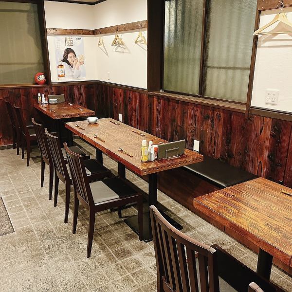 【ほっとする居心地の良い店内◎】落ち着いた雰囲気の中、親しい方々とゆったりくつろげる設計です。友人との親しい集まりや家族との大切な食事会など、さまざまなシーンでご利用いただけます。心安らぐひとときを過ごしながら、美味しい料理やドリンクをご堪能ください。皆さまのご来店、心よりお待ちしております！