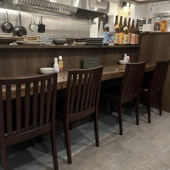 【記念日を彩る♪】2名様用テーブル×7席。デートや記念日に最適です◎落ち着いた雰囲気の中で、自然と会話が弾むこと間違いなし！