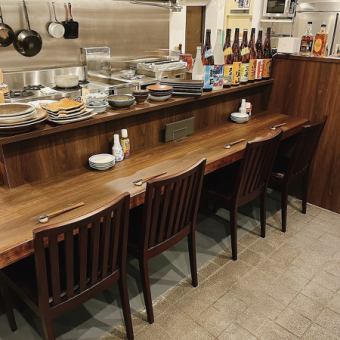 【居心地の良さを追求◎】おひとり様でも気軽にご利用いただけるカウンターを7席ご用意しております。料理やお酒にお悩みのお客様は、気兼ねなくスタッフまでお声がけください♪