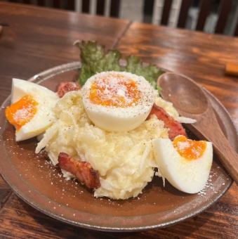 カリカリベーコンと半熟卵のポテトサラダ