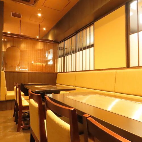 <p>12名様まで対応可能なテーブル席。ゆったりとした清潔感のある空間でご宴会が可能です。人気のお席なのでご予約はお早めに!!</p>