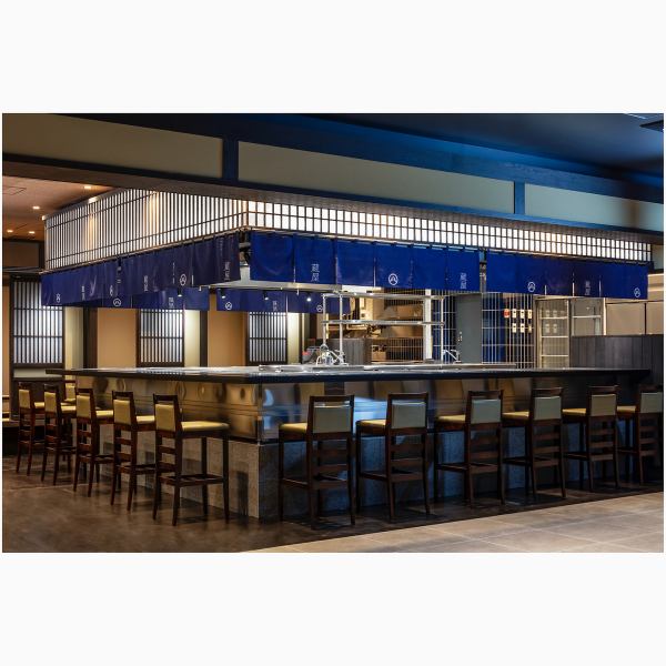 焼き手が目の前で焼く、迫力のあるカウンター席!! 1人でもお食事を楽しめます。しっぽりデートなどにもおすすめなお席です!!