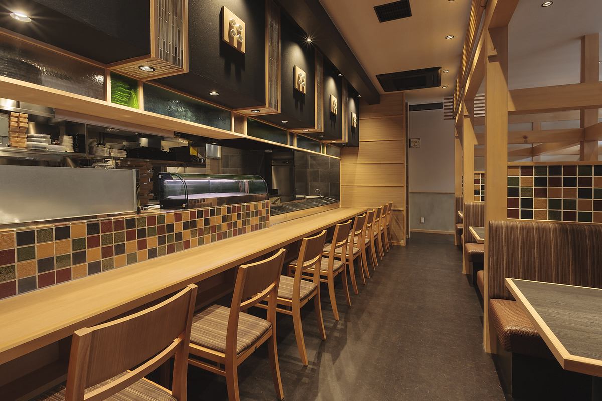 [福岛站须谷]这里有柜台座位和可供2人使用的半私人房间和桌子。