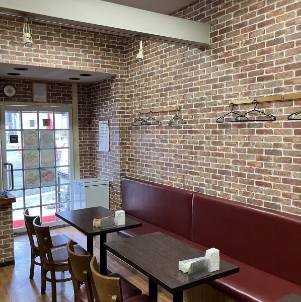 当店では、4名様掛けのテーブル席を5つ、6名様掛けのテーブル席を1つご用意しています。ゆったりとしたスペースで、地元の方々にも愛される居心地抜群のアットホームな雰囲気が自慢です！職場のお仲間やご友人との宴会、二次会にもぴったりで、楽しいひとときをお過ごしいただけます♪ぜひお越しください！