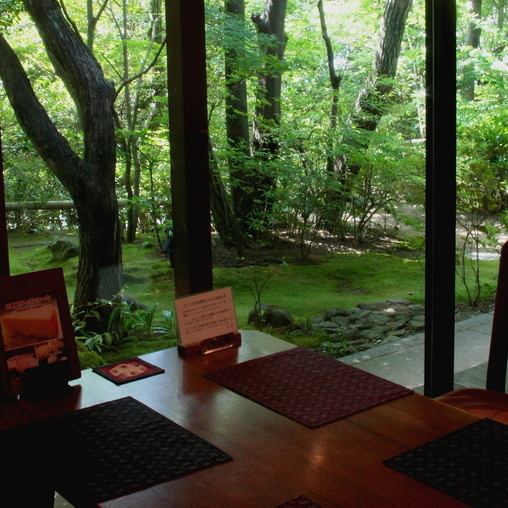 The table has 24 seats.You can feel the season from the window.In addition, there is an art gallery and exhibitions are always held, so you can enjoy various ways to enjoy it.