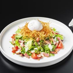 ポーチドエッグシーザーサラダ　カリカリ乗せ