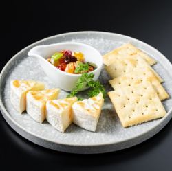 焼きカマンベールチーズ　クラッカーとハニードライフルーツ添え