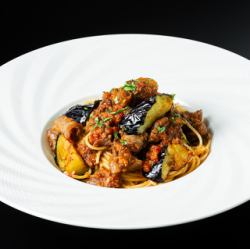 馬すじと茄子のラグーソースパスタ