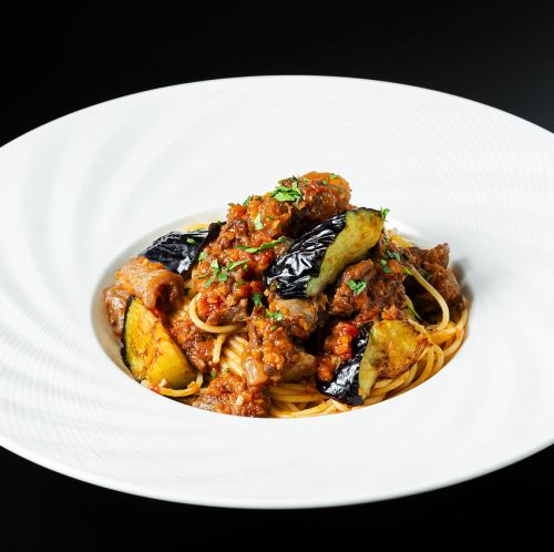 馬すじと茄子のラグーソースパスタ
