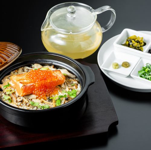 香ばしく炊上げたお米と季節ごとに異なる鮭の旨みや生姜の風味が楽しめる【生姜香る鮭とイクラの土鍋ご飯】