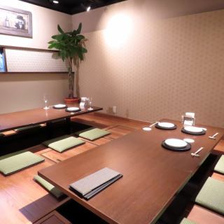 落ち着いた雰囲気の中で、お食事を楽しむことができます。お仕事帰りのお食事や、友人とのサク飲み、ビジネス接待など、さまざまなシーンで心地よい時間がお過ごしいただけます。