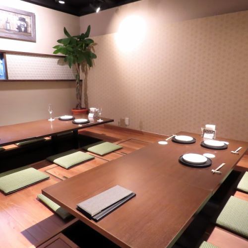 落ち着いた雰囲気の中で、お食事を楽しむことができます。お仕事帰りのお食事や、友人とのサク飲み、ビジネス接待など、さまざまなシーンで心地よい時間がお過ごしいただけます。