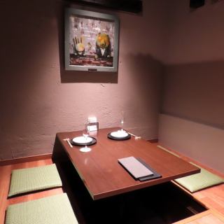 当店の掘りごたつ個室は、最大8名様までご利用いただける快適なスペースが1つ完備。宴会や歓送迎会、接待やお祝い事に最適な個室は、周囲の目を気にせずにお食事が楽しめる、プライベート感あふれる特別な空間です。