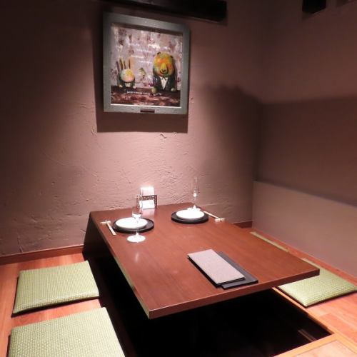 当店の掘りごたつ個室は、最大8名様までご利用いただける快適なスペースが1つ完備。宴会や歓送迎会、接待やお祝い事に最適な個室は、周囲の目を気にせずにお食事が楽しめる、プライベート感あふれる特別な空間です。