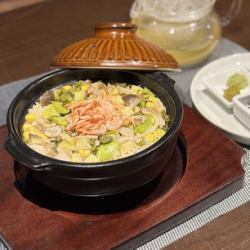彩り野菜と桜海老の土鍋ご飯