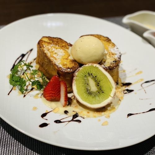 ご褒美フレンチトースト　ふたつの恋ソース添え