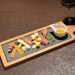 Three kinds of cheese and prosciutto with maple syrup