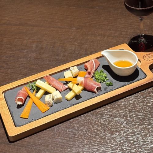 ３種のチーズと生ハムメープルシロップ添え