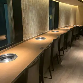 窓側に面したカウンター席で、落ち着いた雰囲気の中ゆったりとお食事をお楽しみいただけます。デートや少人数でのご利用にも最適です。