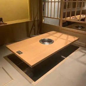 足を伸ばしてゆったりくつろげる座敷席をご用意。グループでのお食事やご宴会にも最適で、落ち着いた空間でゆっくりとお過ごしいただけます。
