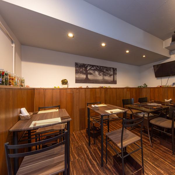 【幅広いシーンに調和するテーブル席】ご家族でのお食事やご友人とのご宴会の場として活躍する2名様用テーブル席は2卓をご用意。格調高さを感じさせる空間でありつつも、日常の場面でカジュアルにご利用いただけます。