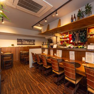 【気軽に座れるカウンター席】6席をご用意しており、おひとり様でお立ち寄りの際や、大人のデートにぴったりのカウンター席は6席をご用意しております。目の前の調理風景を楽しみながら、のんびりとお過ごしいただける粋な特等席です◎