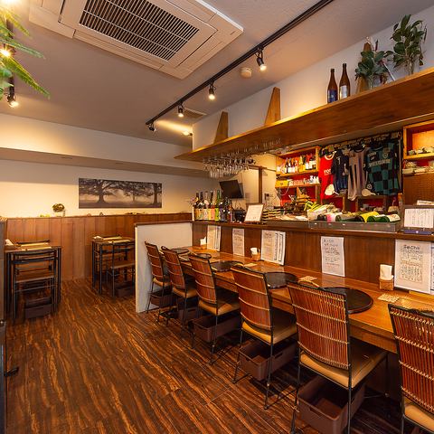 【気軽に座れるカウンター席】6席をご用意しており、おひとり様でお立ち寄りの際や、大人のデートにぴったりのカウンター席は6席をご用意しております。目の前の調理風景を楽しみながら、のんびりとお過ごしいただける粋な特等席です◎