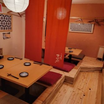Please spend a relaxing time at the tatami mat seats separated by curtains.