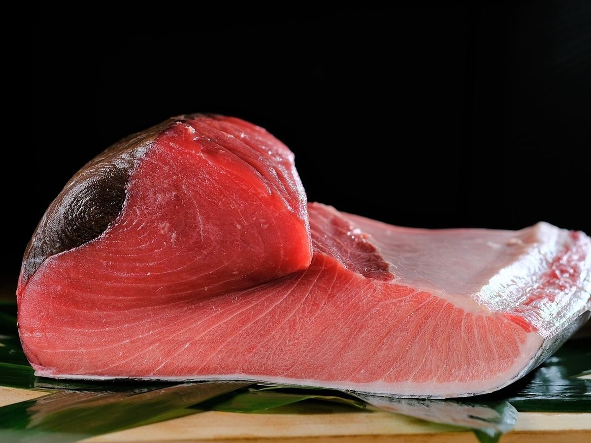 说到海鲜捕捞，每个月第三个星期日的晚餐时间都会举办“蓝鳍金枪鱼屠宰表演”。